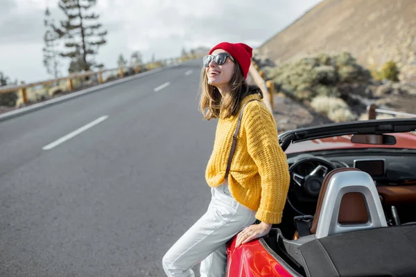 Mujer tarveling en coche en la carretera de montaña —  Fotos de Stock