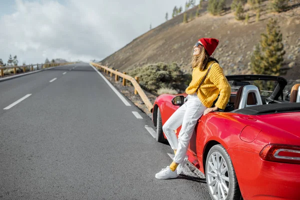 Woman tarveling by car on the mountain road — Stock Photo, Image