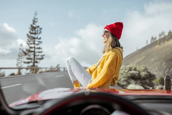 Mujer tarveling en coche en la carretera de montaña —  Fotos de Stock