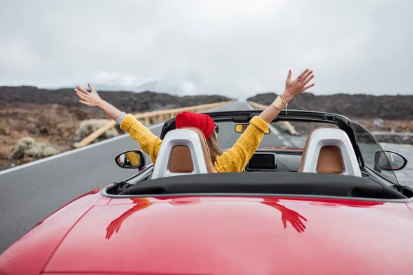 Kvinna som reser med cabriolet bil på vulkaniska dalen — Stockfoto