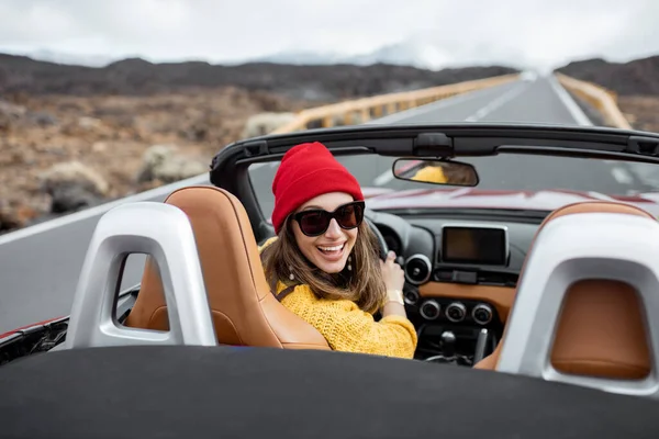 Frau mit Cabrio im Vulkantal unterwegs — Stockfoto