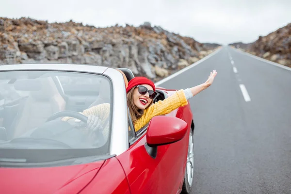 Mujer viajando en coche cabriolet en el valle volcánico —  Fotos de Stock