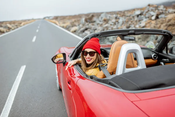 Mulher viajando de carro cabriolet no vale vulcânico — Fotografia de Stock