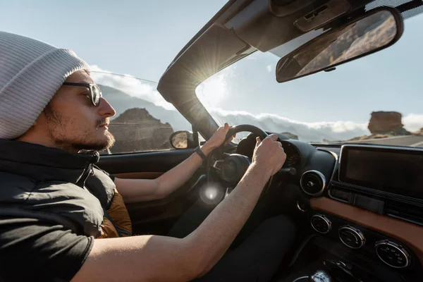 Hombre conduciendo cabriolet coche en el camino del desierto — Foto de Stock