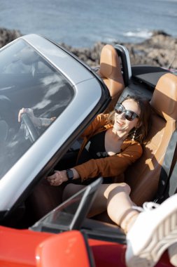 Arabayla seyahat ederken yaz tatilinin tadını çıkaran kadın.