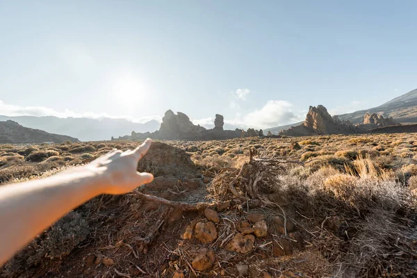 Apuntando sobre rocas volcánicas — Foto de Stock