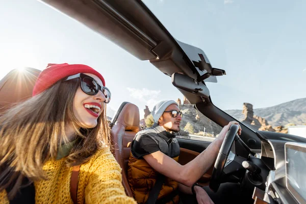 Casal feliz dirigindo um cabriolet enquanto viaja — Fotografia de Stock