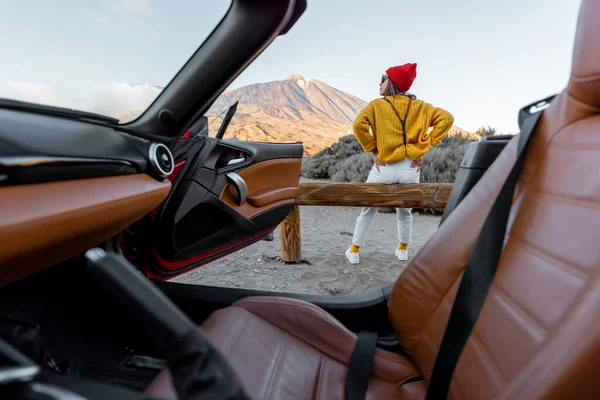 Kobieta podróżująca samochodem po wulkanicznej dolinie — Zdjęcie stockowe