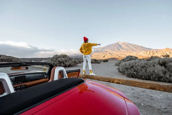 Frau mit Auto im Vulkantal unterwegs — Stockfoto