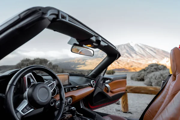 Konverterbar sportsbil på fjellsiden – stockfoto