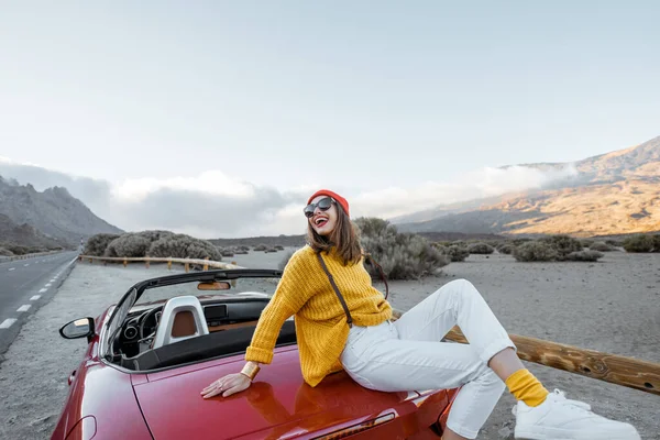 Portret van een vrolijke vrouw die geniet van een roadtrip in de natuur — Stockfoto