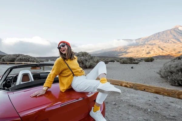 Retrato de una mujer alegre disfrutando de un viaje por carretera en la naturaleza —  Fotos de Stock