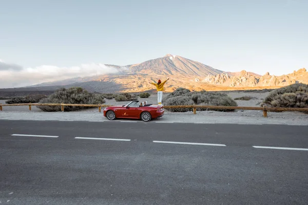 Vrouw reist met de auto door de vulkanische vallei — Stockfoto