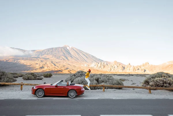 Frau mit Auto im Vulkantal unterwegs — Stockfoto