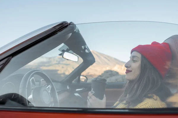 Frau fährt Auto mit Kaffeetasse — Stockfoto