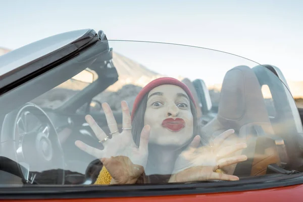 Retrato de una linda mujer en el coche mientras viaja —  Fotos de Stock