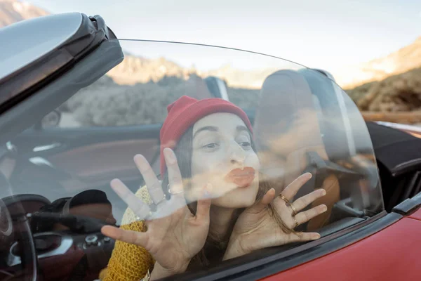 Retrato de uma mulher bonita no carro enquanto viaja — Fotografia de Stock