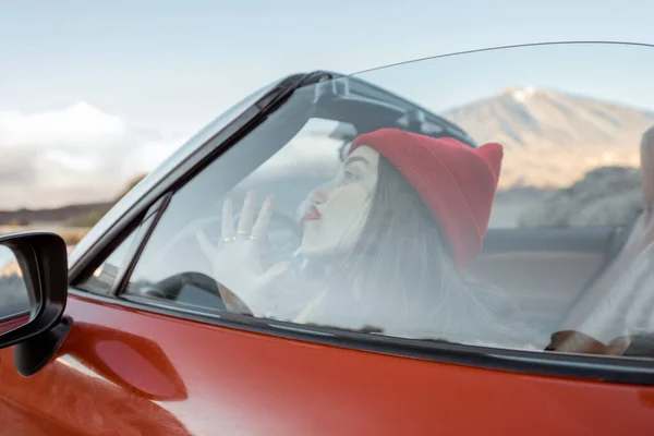 Retrato de uma mulher bonita no carro enquanto viaja — Fotografia de Stock