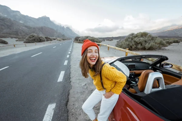 Retrato de uma mulher alegre desfrutando de viagem na natureza — Fotografia de Stock