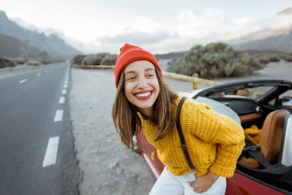 Retrato de una mujer alegre disfrutando de un viaje por carretera en la naturaleza —  Fotos de Stock