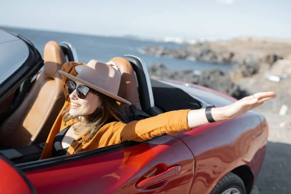 Frau fährt Cabrio in der Nähe des Ozeans — Stockfoto