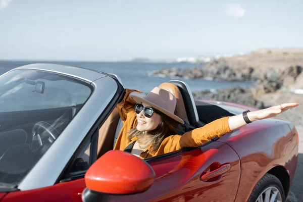 Frau fährt Cabrio in der Nähe des Ozeans — Stockfoto
