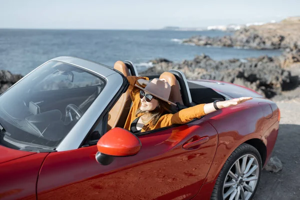 Frau fährt Cabrio in der Nähe des Ozeans — Stockfoto
