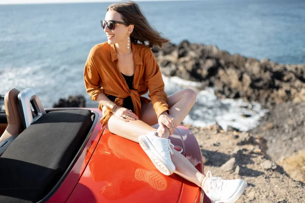 Attraktive Frau, die mit dem Auto am Meer unterwegs ist — Stockfoto