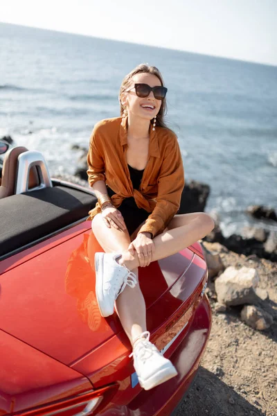 Attraktive Frau, die mit dem Auto am Meer unterwegs ist — Stockfoto
