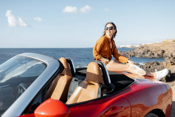 Vonzó nő utazik autóval közel az óceánhoz — Stock Fotó