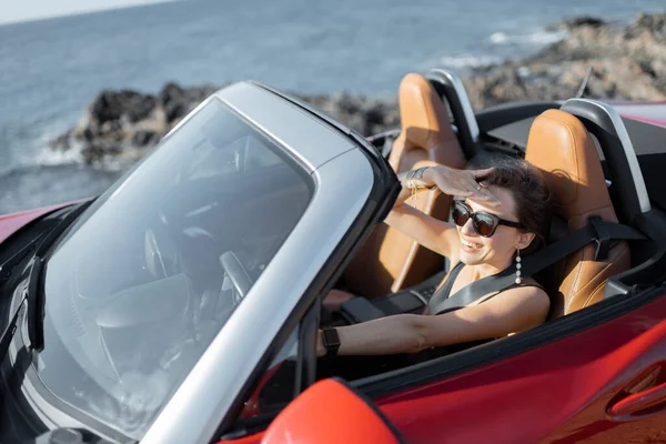 Mujer conduciendo un cabriolet en una hora de verano — Foto de Stock