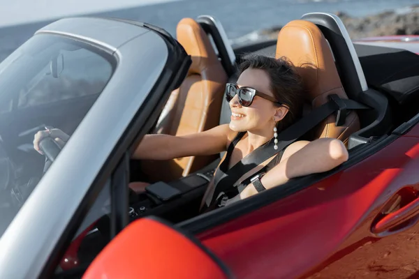 Frau fährt im Sommer Cabrio — Stockfoto