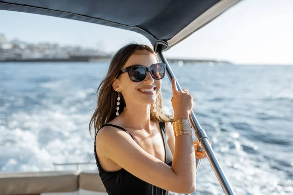 Vitorlás yacht nő — Stock Fotó