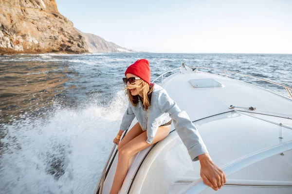 Mulher navegando perto da costa rochosa — Fotografia de Stock