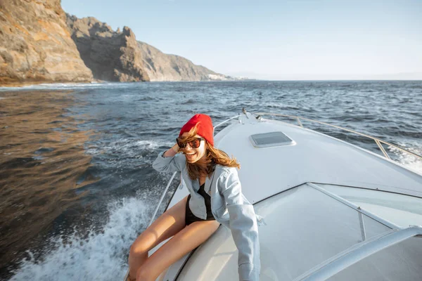 Mulher navegando perto da costa rochosa — Fotografia de Stock