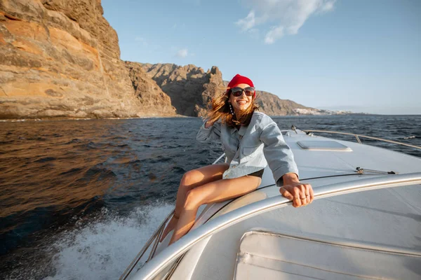 在岩石海岸附近航行的女人 — 图库照片