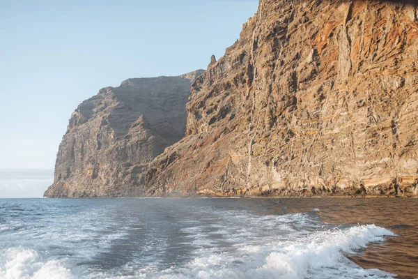 Zeegezicht aan de rotskust op Tenerife eiland — Stockfoto