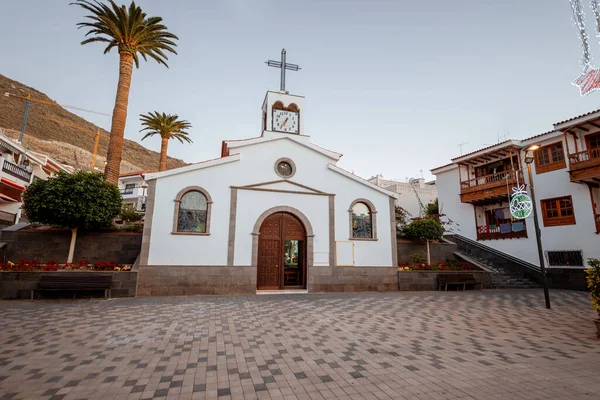 Hlavní náměstí se starým kostelem ve vesnici Los Gigantes — Stock fotografie