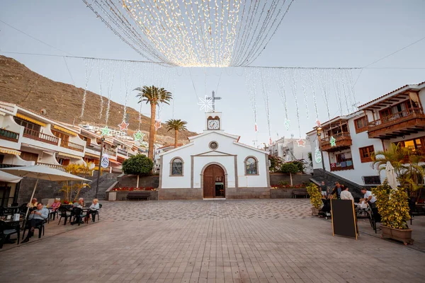 Piazza centrale con vecchia chiesa nel villaggio di Los Gigantes — Foto Stock