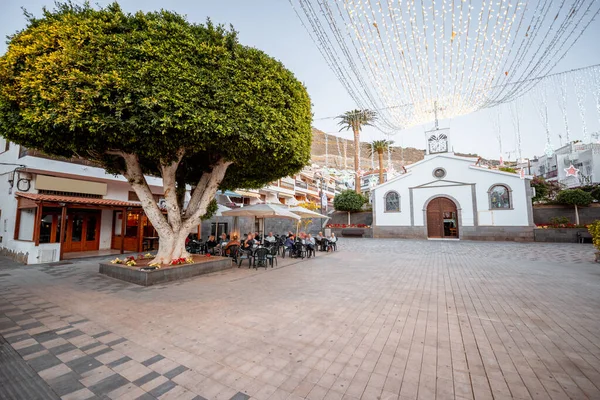 Plaza central con iglesia antigua en el pueblo de Los Gigantes — Foto de Stock