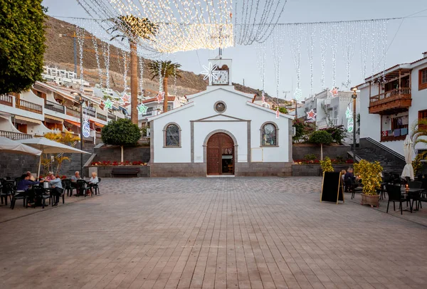 Zentraler Platz mit alter Kirche im Dorf Los Gigantes — Stockfoto