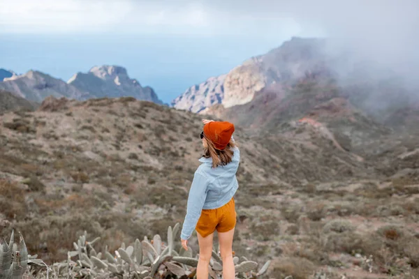 Mujer viajando por las montañas — Foto de Stock