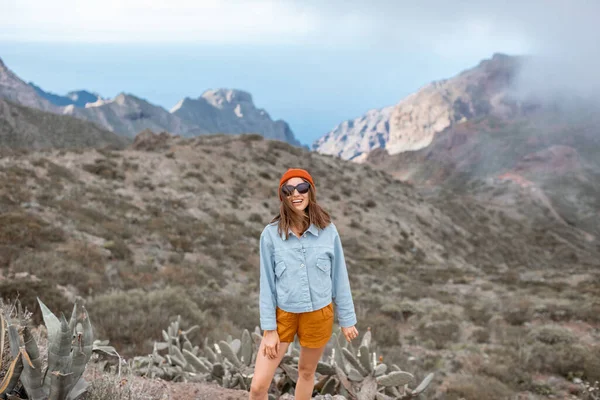 Woman traveling in the mountains — Stock Photo, Image