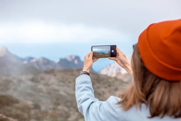 Mujer viajando por las montañas —  Fotos de Stock