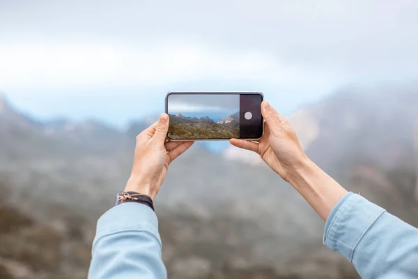 Fotografiar montañas en el teléfono — Foto de Stock