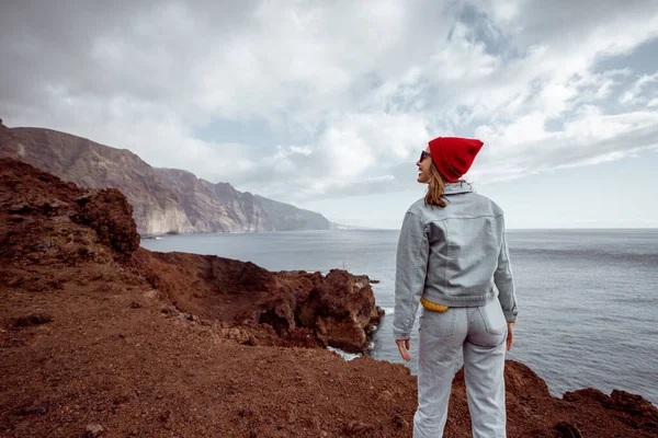 在岩石海岸上旅行的女人 — 图库照片