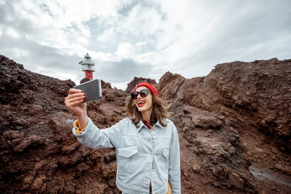 Woman having fun while traveling on the rocky landscapes — Stock Photo, Image