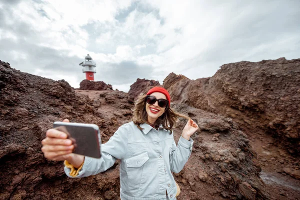 Mujer divirtiéndose mientras viaja por los paisajes rocosos —  Fotos de Stock