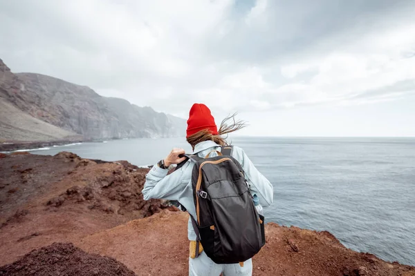 在岛上岩石海岸上旅行的女人 — 图库照片