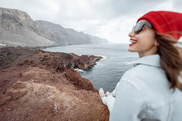 Kayalık okyanus kıyısında seyahat eden bir kadın — Stok fotoğraf